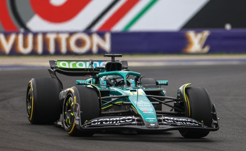 El monoplaza Aston Martin AMR26 con motor Honda rodando en pista en 2026. El coche diseñado por Adrian Newey que enfrenta problemas de rendimiento en el inicio de la temporada.